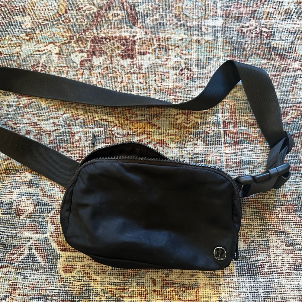 Lululemon crossbody BLACK bag
Good condition/used